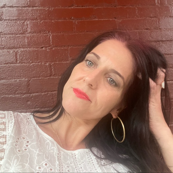 Meet your Posher, Janelle - Picture 2 of 3